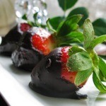 Lakanto Chocolate-Dipped Strawberries